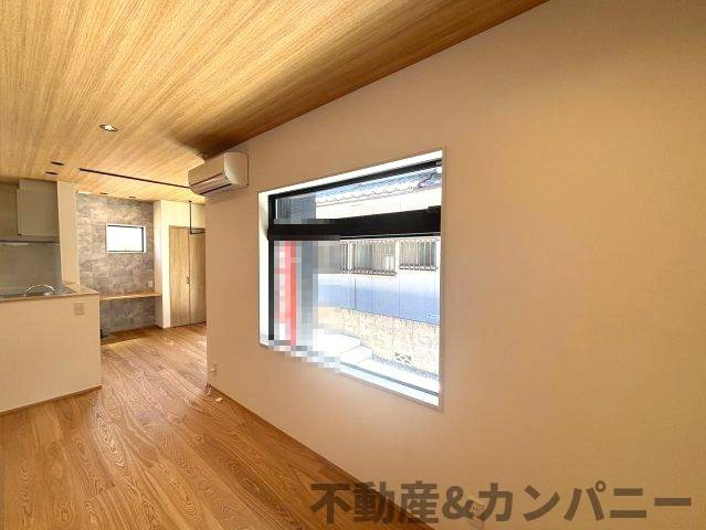 南梅本町の新築のおうち　松山市南梅本町新築戸建の居間・リビング|大きな窓が光を差し込みます