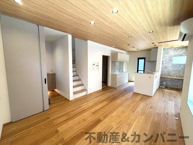 南梅本町の新築のおうち　松山市南梅本町新築戸建の居間・リビング|木目の天井が映えます