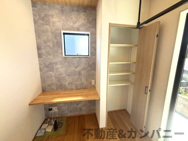 南梅本町の新築のおうち　松山市南梅本町新築戸建のその他|作業スペースです
その横には収納スペースがあります