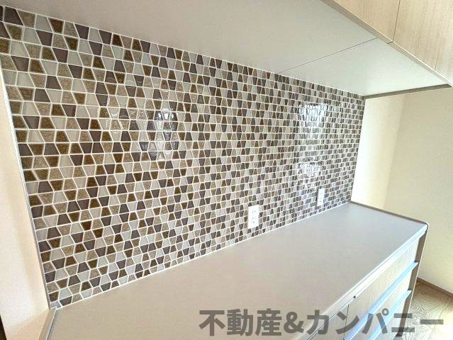 南梅本町の新築のおうち　松山市南梅本町新築戸建のその他共用部分|カップボード上　タイル張りがかわいいです