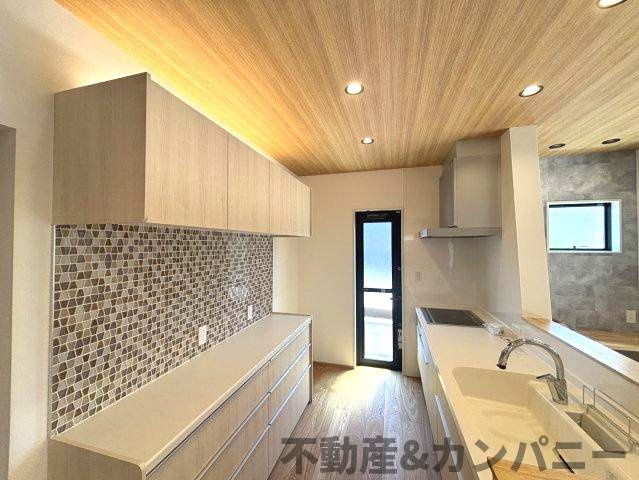 南梅本町の新築のおうち　松山市南梅本町新築戸建のキッチン|カップボード上のも間接照明があります