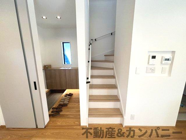 南梅本町の新築のおうち　松山市南梅本町新築戸建のその他|手すり付き階段です