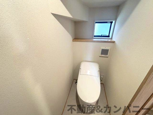 南梅本町の新築のおうち　松山市南梅本町新築戸建のトイレ|トイレ背面にも収納スペースがあります