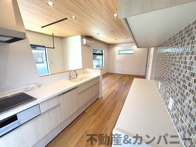 南梅本町の新築のおうち　松山市南梅本町新築戸建のキッチン|キッチンからみたリビングです
