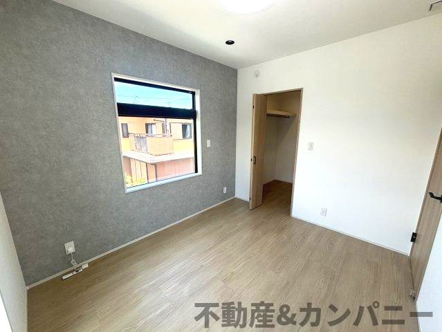 南梅本町の新築のおうち　松山市南梅本町新築戸建の洋室|アクセントクロスがきれいな洋室です