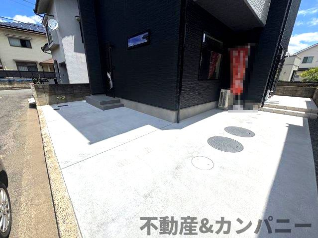 南梅本町の新築のおうち　松山市南梅本町新築戸建の駐車場|カースペースがあります