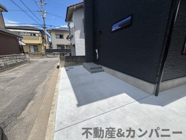 南梅本町の新築のおうち　松山市南梅本町新築戸建の駐車場|車をお持ちの方に嬉しい駐車場付きの物件です