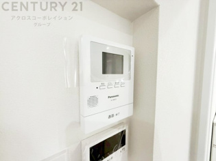 訪問者が来たときにテレビ画面で確認できるため、安心してドアを開けられます。録画機能があるものもあり、留守中に来訪者を記録しておくことができます。利便性が高く、セキュリティ面でも安心です
