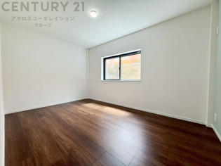 【１階　洋室6帖】
約6.7帖の広々したお部屋です。全室6帖以上のゆとりのプランニングとなっております。
木目調の木の温もりが伝わるフローリングセレクトです。