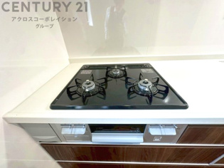 多数の調理器具を同時に使用でき、料理の効率化が可能。省エネで節約になり、様々な料理スタイルに適応できます。また、火力調整が独立しており、手入れや掃除もしやすく、今よりもっとお料理が楽しくなるかも。