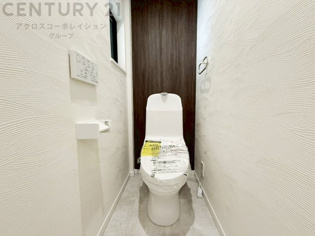 トイレスペース、デザイン壁紙クロスをと入れたこだわりの内装仕上げです。