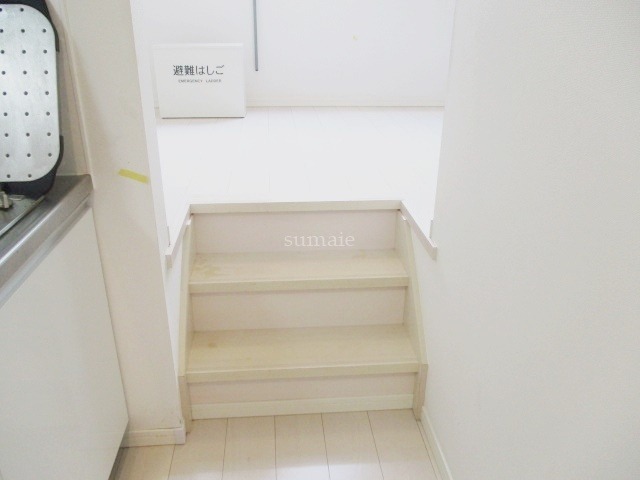 Chocolat Akabaneの設備|キッチンから居室へ向かう階段です☆