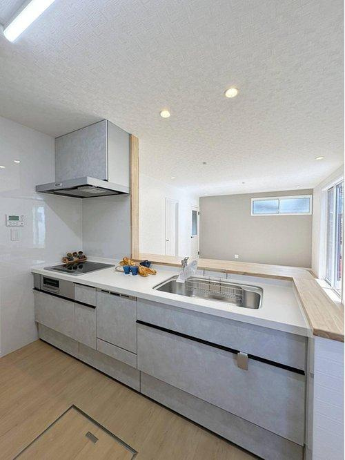 東区上温品4丁目のキッチン|人造大理石天板使用のシステムキッチン☆
人造大理石天板は水垢が付きにくく汚れが落ちやすいのでお手入れも楽ちんです♪