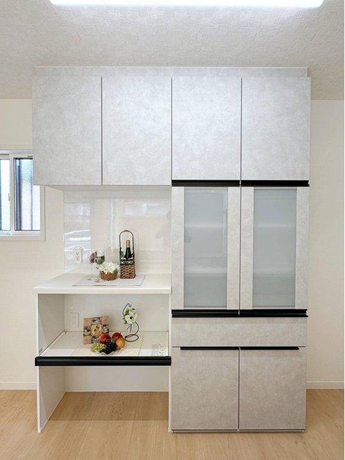 東区上温品4丁目の収納|カップボード☆
大型のカップボードは収納力もあり便利です。また、備え付けの為、耐震性が高く地震の際にも倒れてくる心配はありません♪