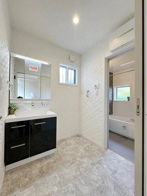 東区上温品4丁目の洗面所|シャワー付き洗面化粧台☆
洗面台にシャワー機能が付いたもので、シャンプーなども行える多機能洗面台です。また、顔や手を洗うためだけではなく、シャワー付き洗面台を使えば手洗い洗濯などでも利用できます♪