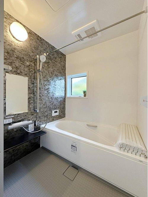 東区上温品4丁目の浴室|浴室乾燥機気の付き1坪タイプの浴室☆
ユニットバスは、気密性にも優れています。そのため、冬場でもお湯が冷めにくく、暖かい空間を維持することができます。