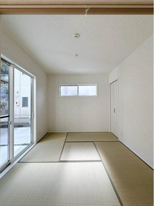 東区上温品4丁目の和室|リビングに併設された4.5帖の和室☆
リビングに併設されているので来客用の寝室やお子様の遊び場に最適です♪