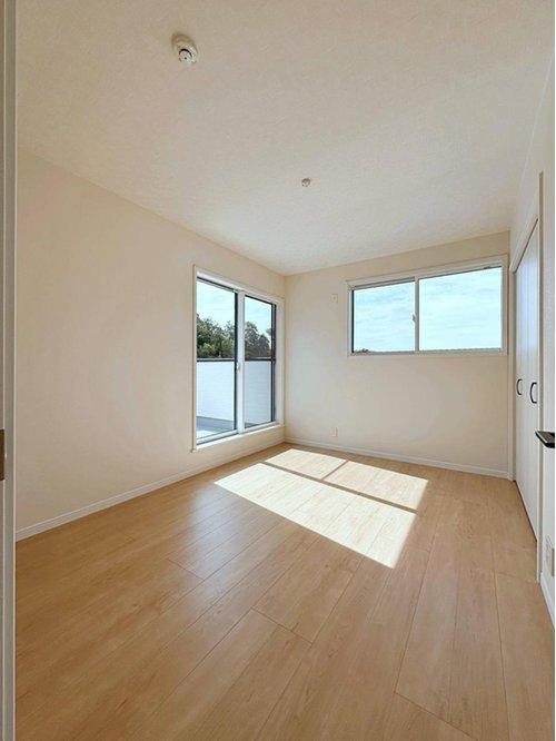 東区上温品4丁目の寝室|6帖の広々とした主寝室☆
2面採光の為とても明るいです♪