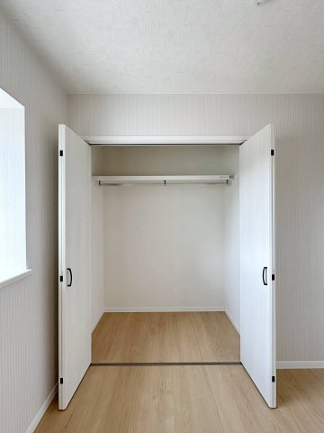 東区上温品4丁目の収納|全居室収納☆
6帖洋室のクローゼットです♪