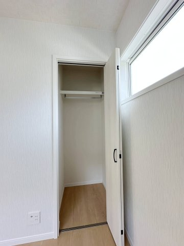 東区上温品4丁目の収納|全居室収納☆
4.5帖洋室のクローゼットです♪
