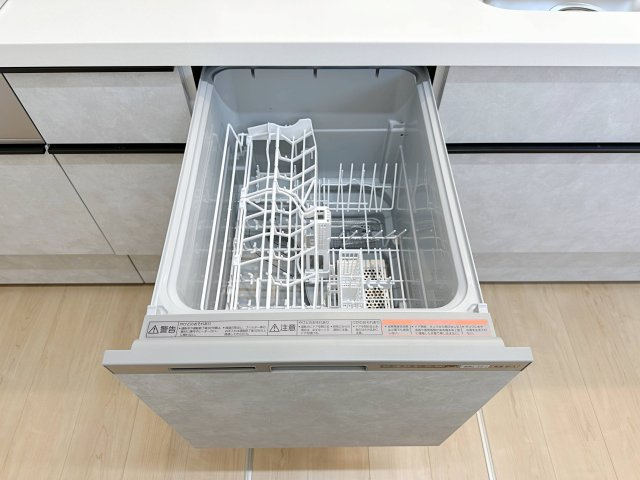東区上温品4丁目のキッチン|4人から5人分の食器洗浄乾燥機☆
水道代の節約にもなり、家事の時短もできる優れ物です♪
スライド式で上から全体が見えるため食器の出し入れもスムーズです♪