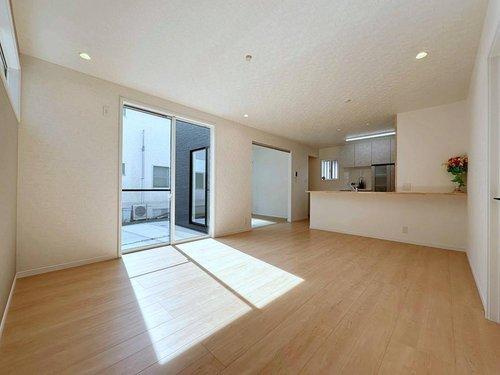 東区上温品4丁目の居間・リビング|16帖の広くて明るいリビング☆
東南側にそれぞれ掃き出し窓もあり、2面採光のため開放的でとても明るいです♪