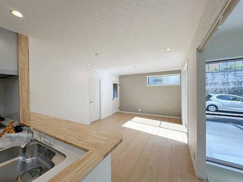 東区上温品4丁目の居間・リビング|16帖の広くて明るいリビング☆
東南側にそれぞれ掃き出し窓もあり、2面採光のため開放的でとても明るいです♪