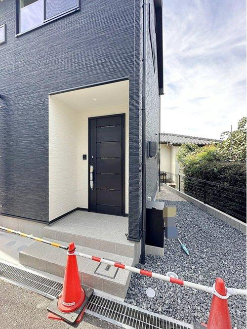 東区上温品4丁目の玄関|玄関ポーチには屋根も付いており、雨が降っても濡れる心配はありません♪