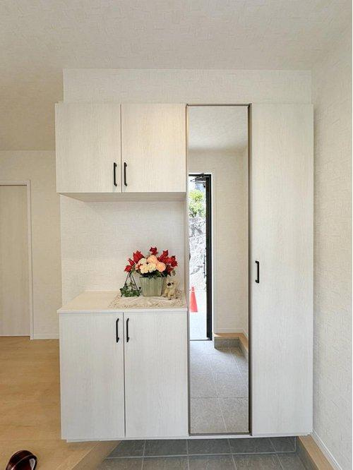 東区上温品4丁目の収納|シューズボックス☆
姿見付きでお出かけ前の身だしなみチェックも可能♪大容量のシューズボックスの為、靴もたくさん収納が可能です♪