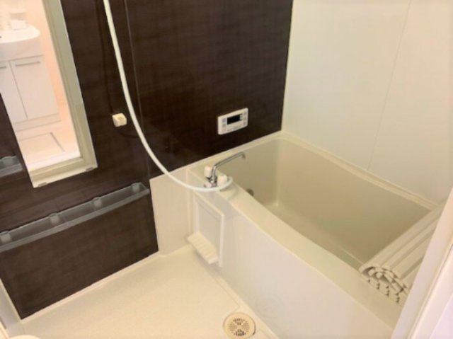 【浴室】 | シャトン | 反転間取り別部屋写真です。
