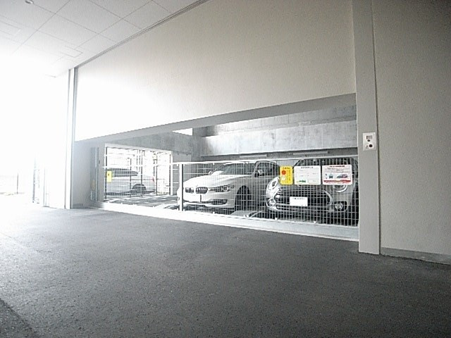 ローレルコート・クレヴィア尼崎駅前の駐車場|駐車スペースもあります