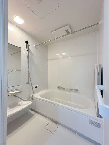 佐伯区千同1丁目 No.Dの浴室|浴室乾燥機気付き1坪タイプの浴室☆
ユニットバスは、気密性にも優れています。そのため、冬場でもお湯が冷めにくく、暖かい空間を維持することができます。