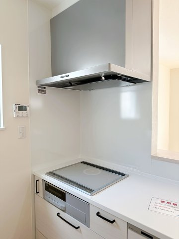 佐伯区千同1丁目 No.Dのキッチン|IHクッキングヒーター☆
火が出ないために安全性も高いと考えられます。 さらに、安定した加熱管理制御が容易に行えるため、素材を均一に加熱する料理やスープなどの液体の加熱に適しています♪