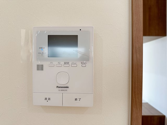 佐伯区千同1丁目 No.Dの防犯設備|ドアホン☆
来客があったとき、室内からカメラやマイクを使って相手や用件を確認できます。相手を事前に確認することができ、訪問販売対策や防犯面でも役に立つアイテムです♪