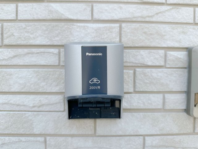 佐伯区千同1丁目 No.Dの設備|EV車用電源コンセント☆
日本国内でも、2030年代半ば頃を目標に、新車販売を全て電気自動車にすることが出来るように調整されているとも言われ、この先の環境変化に対応できるように設置されています。