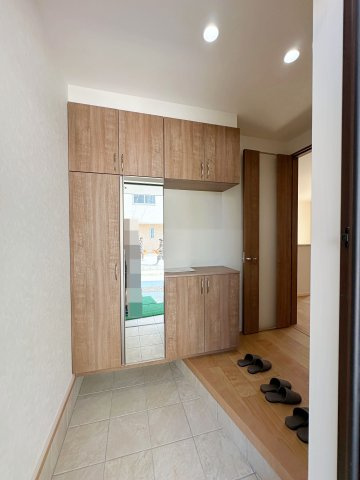 佐伯区千同1丁目 No.Dの玄関|玄関ホール☆
姿見付きシューズボックスは大容量の為、靴もたくさん収納が可能です♪