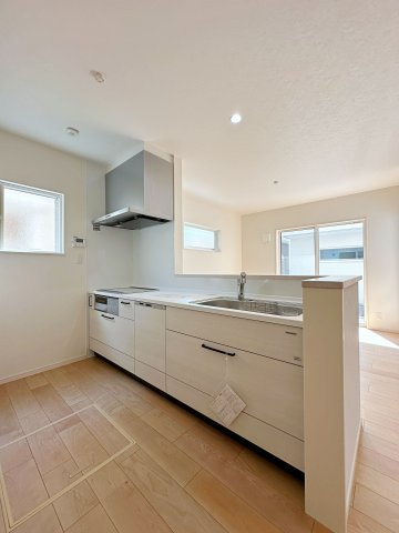 佐伯区千同1丁目 No.Dのキッチン|人造大理石天板使用のシステムキッチン☆
人造大理石天板は水垢が付きにくく汚れが落ちやすいのでお手入れも簡単です♪