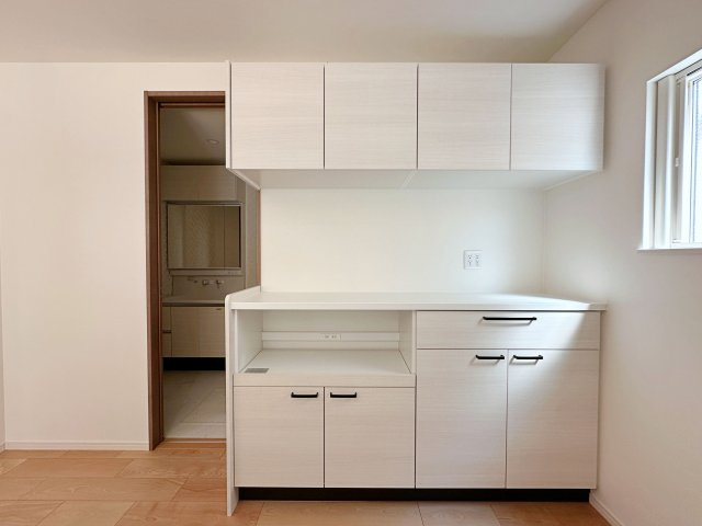 佐伯区千同1丁目 No.Dの収納|収納力のある大型カップボード☆
備え付けのため耐震性が高く地震の際にも倒れてくる心配はありません♪