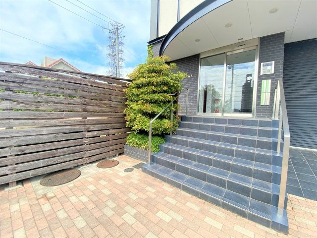 ピボット緒川ビル店舗のエントランス