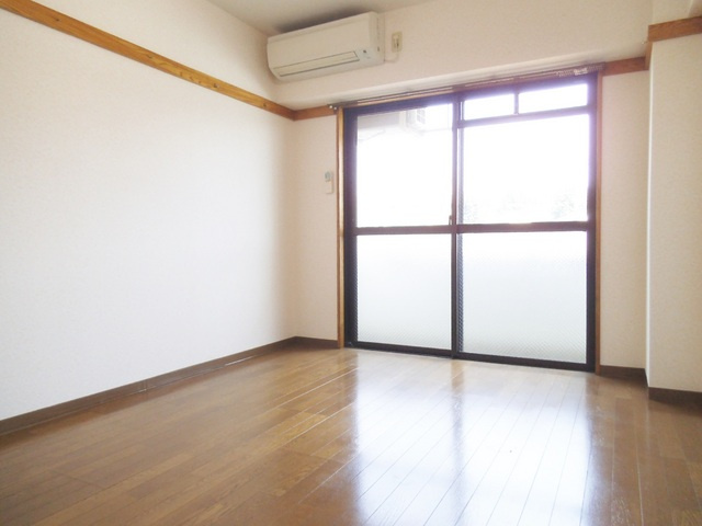ニュークリスタル葵の居間・リビング|日当たりのよい広めのお部屋です！