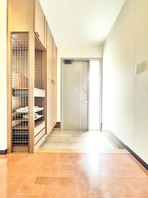 【玄関】 | 豊中市夕日丘２丁目中古戸建 | こちらの物件近くの教育施設や、スーパー・公園など、物件周辺の住環境を併せてご案内させて頂きます。ぜひ、現地での暮らしをイメージなさって下さい！