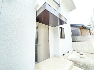 【エントランス】 | 豊中市夕日丘２丁目中古戸建 | サイトに掲載されていない箇所の写真、撮影してお届けさせて頂きます！気になる物件で、見たい部分の画像が無い場合は、弊社スタッフまでご連絡下さいませ。お客様の気になる箇所を、カメラにて撮影して参ります！