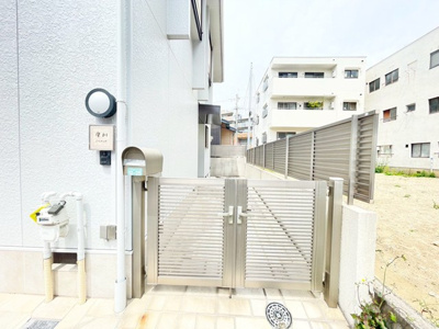 【エントランス】 | 豊中市夕日丘２丁目中古戸建 | こちらのサイトに掲載されている全ての物件が、当社にてご紹介可能です！気になる物件がありましたら、弊社スタッフまでお気軽にお問合せ下さいませ。
