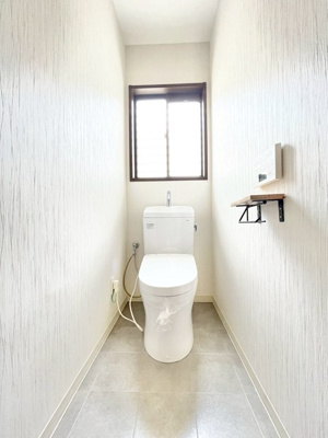 【トイレ】 | 豊中市夕日丘２丁目中古戸建 | こちらのサイトに掲載されている全ての物件が、当社にてご紹介可能です！気になる物件がありましたら、弊社スタッフまでお気軽にお問合せ下さいませ。
