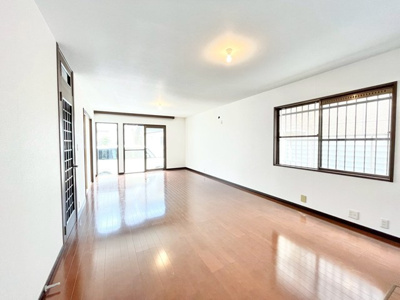 【居間・リビング】 | 豊中市夕日丘２丁目中古戸建 | エイブルだけの嬉しいサービス、ご用意しております。詳細は、お気軽に当社までお問合せ下さいませ！