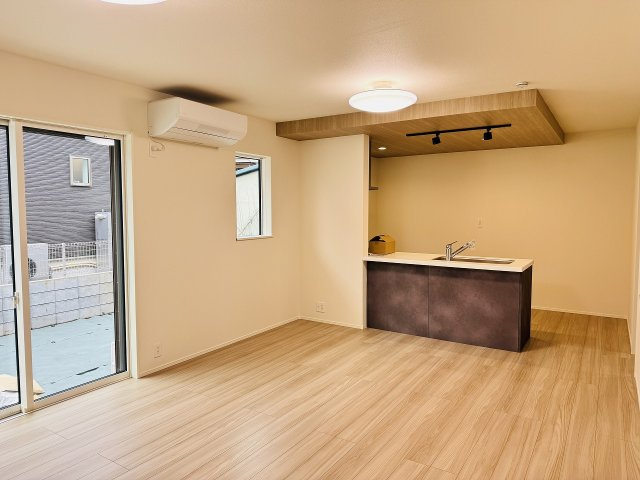 八王子市　川口町　新築一戸建て　１１期の居間・リビング|～1階16.2帖の明るいLDKで、家族団欒の時間をお過ごしいただけます～