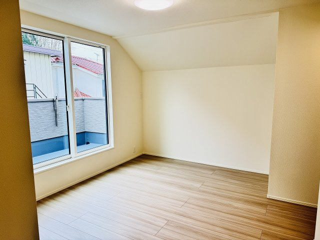 八王子市　川口町　新築一戸建て　１１期の寝室|～2階8.6帖の主寝室　ベッドなど大型家具のレイアウトも楽しめる広さです～