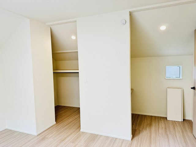 八王子市　川口町　新築一戸建て　１１期の収納|～オープンタイプのウォークインクローゼット　隣にはカウンターも設置～