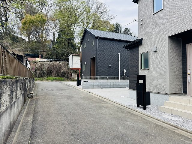 八王子市　川口町　新築一戸建て　１１期の前面道路含む現地写真|～南東側4ｍ道路に面しています～