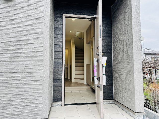 八王子市　川口町　新築一戸建て　１１期の玄関|～玄関は安心のWロックキーを採用～